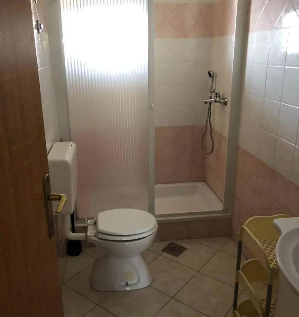 Apartments Milja - 10 M From Sea Mandre