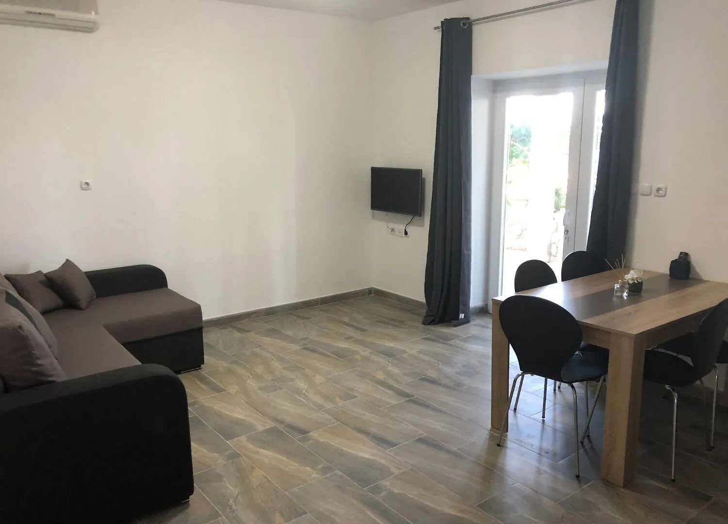 Apartments Milja - 10 M From Sea Mandre