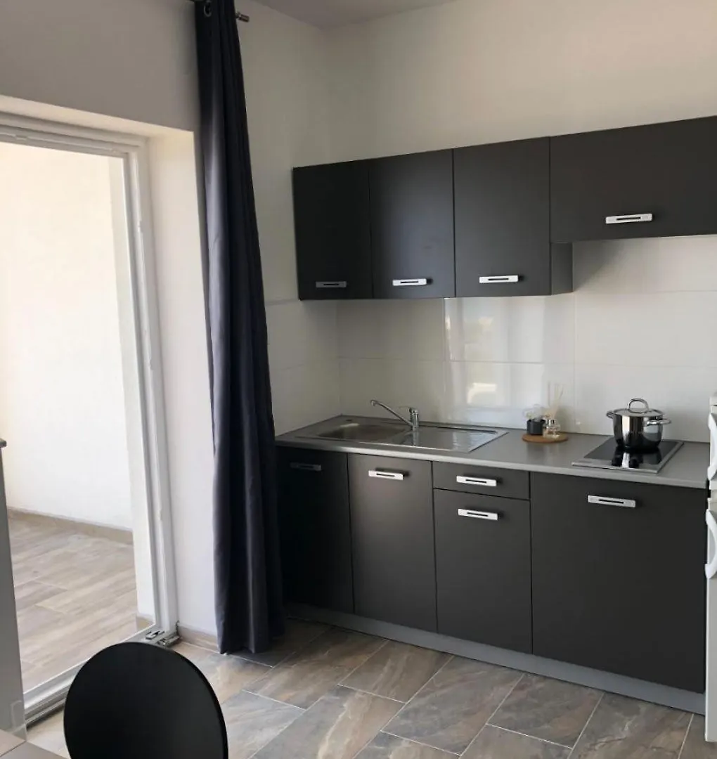 Apartments Milja - 10 M From Sea Mandre 0*,