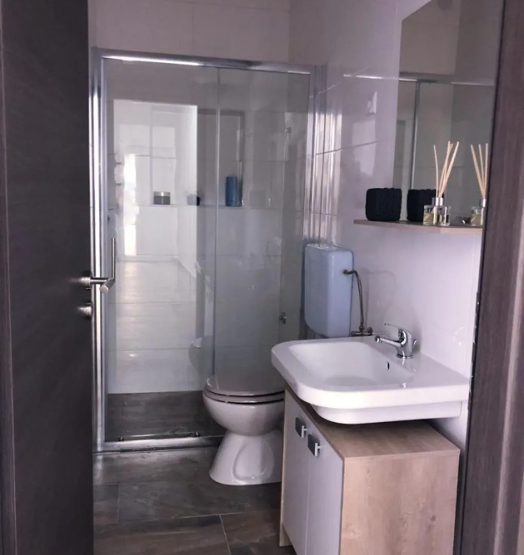 Apartments Milja - 10 M From Sea Mandre