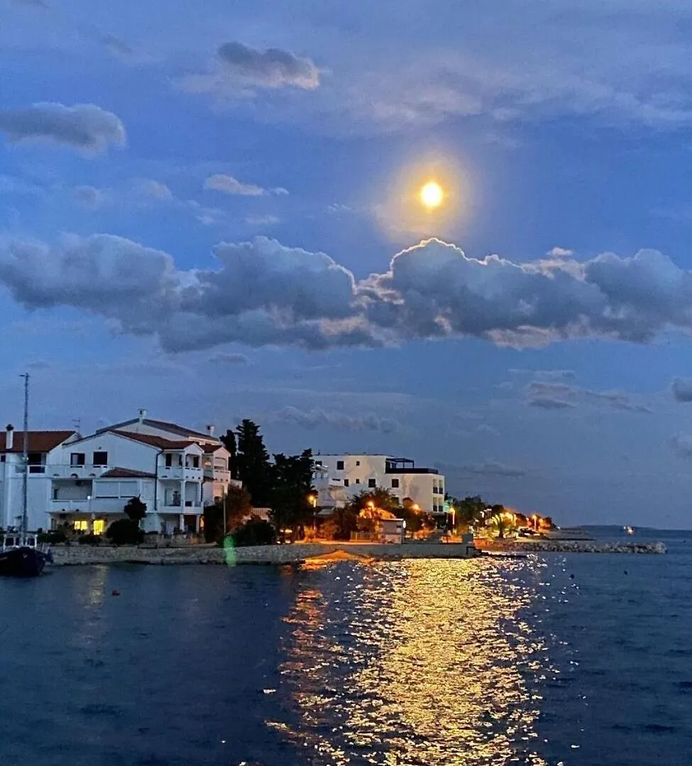 Apartments Milja - 10 M From Sea Mandre 0*,