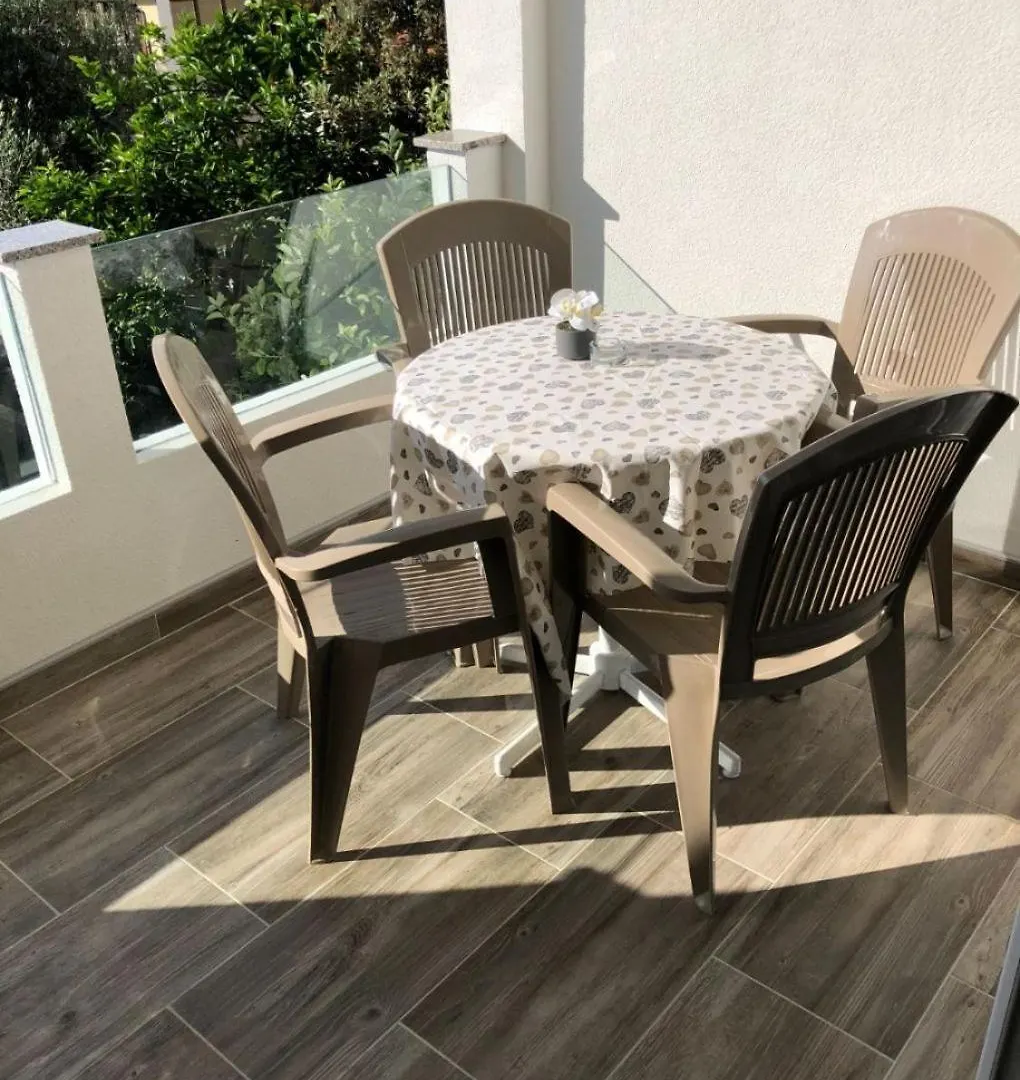 Apartments Milja - 10 M From Sea Mandre