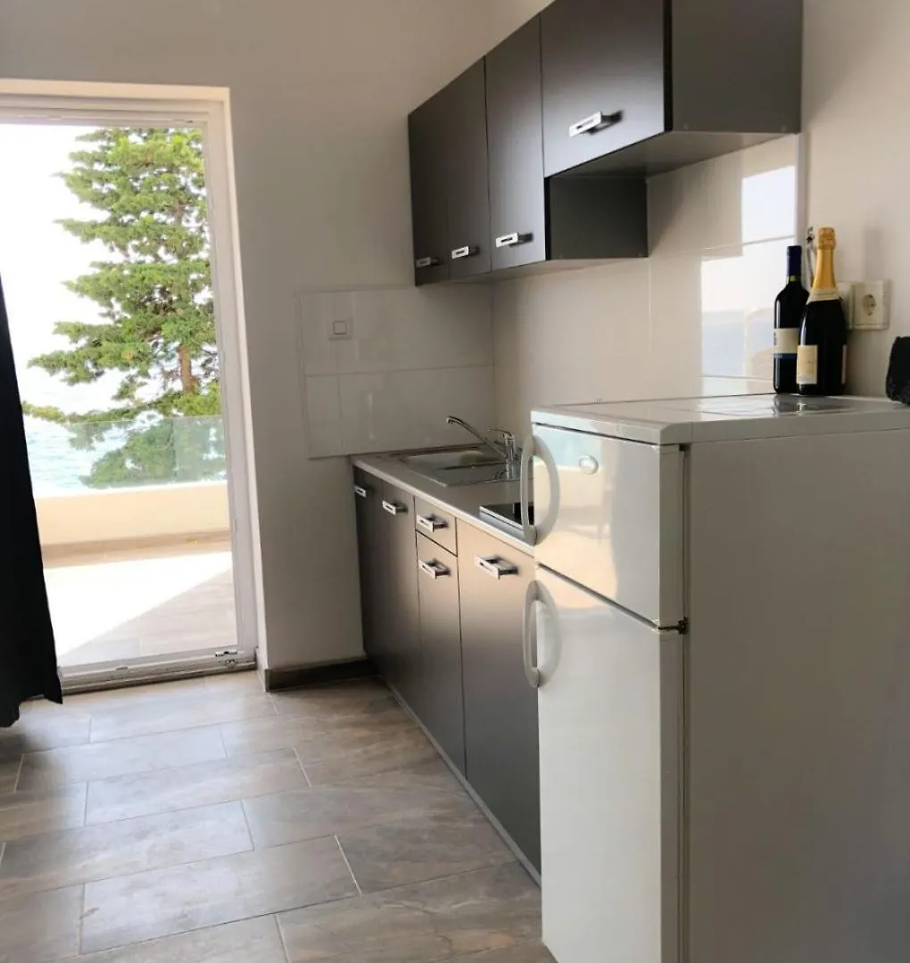 Apartments Milja - 10 M From Sea Mandre